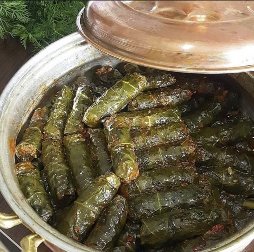 Kara Lahana sarması için bir tencerede kaya tuzu ile hazırladığınız kaynar suya, yıkadığınız ve sap kısımlarını kestiğiniz karalahanaları atın