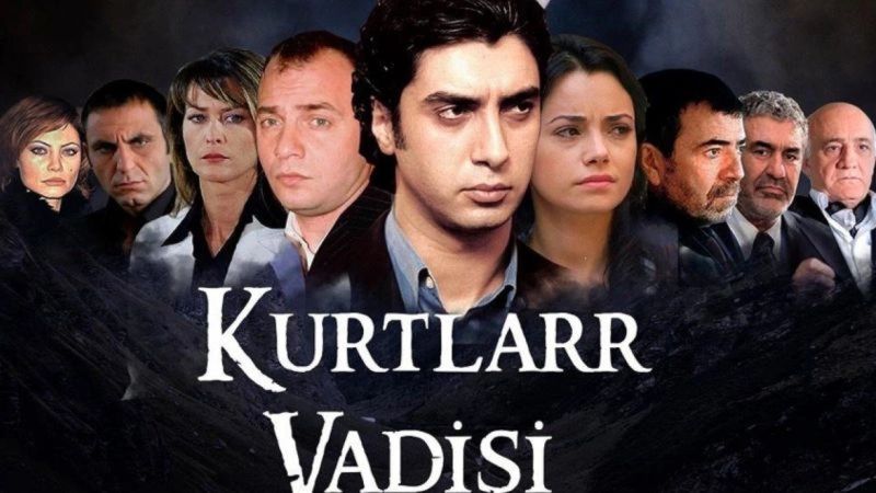 Kurtlar Vadisi 3.Bölüm, Polat’ın bu anılarla arasına ördüğü duvarlar bölümün dramatik yapısını güçlendirir.