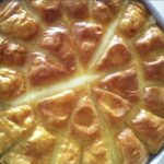 Laz Böreği tatlı mı, tuzlu mu? Karadeniz mutfağının bu gizemli lezzetini, tam kıvamında muhallebisi ve çıtır yufkasıyla keşfedin.