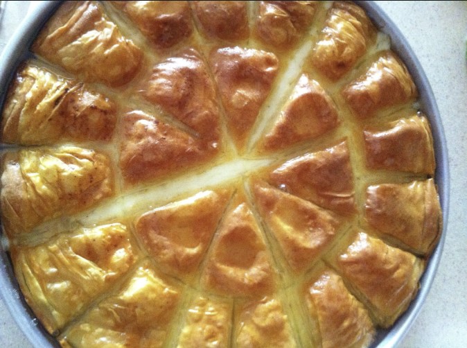 Laz Böreği tatlı mı, tuzlu mu? Karadeniz mutfağının bu gizemli lezzetini, tam kıvamında muhallebisi ve çıtır yufkasıyla keşfedin.