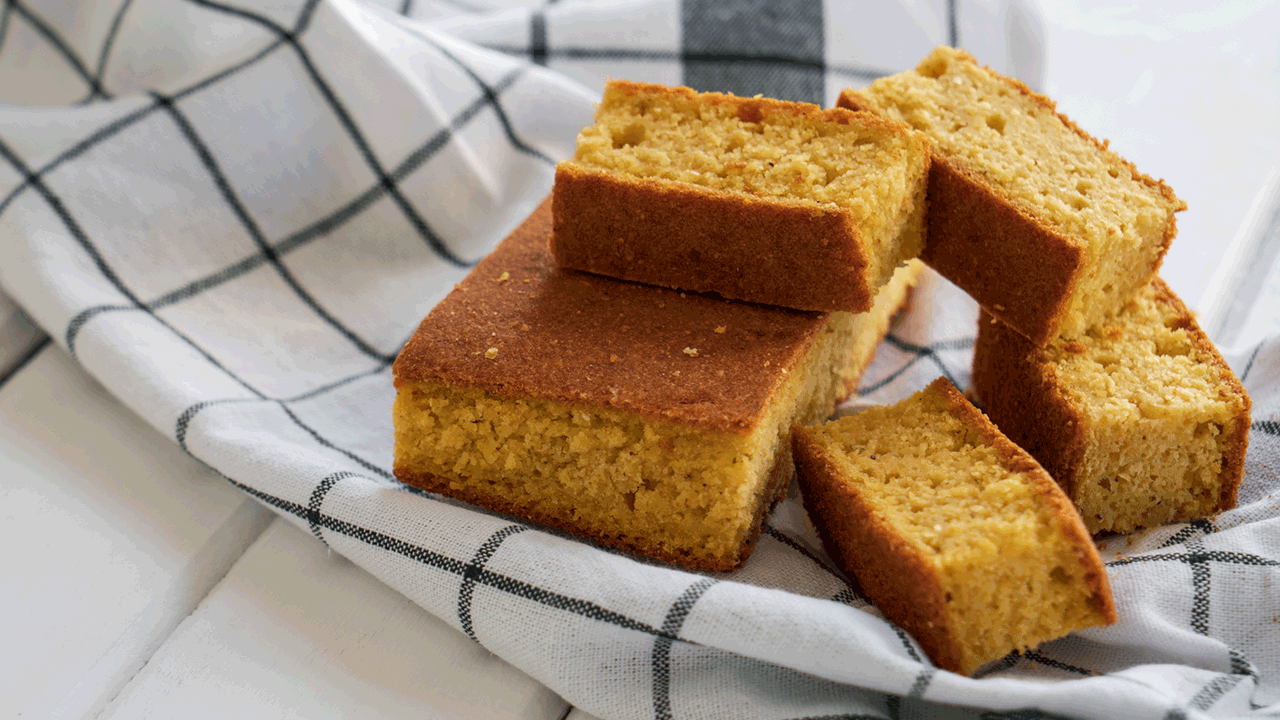 Mısır ekmeği hamuru için mısır unu, beyaz un, yoğurt, kabartma tozu ve su kullanmanız yeterlidir.